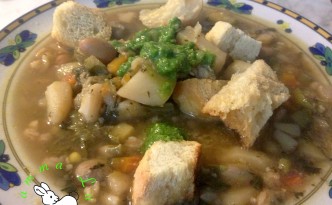 Minestrone di verdura fresca e legumi misti secchi