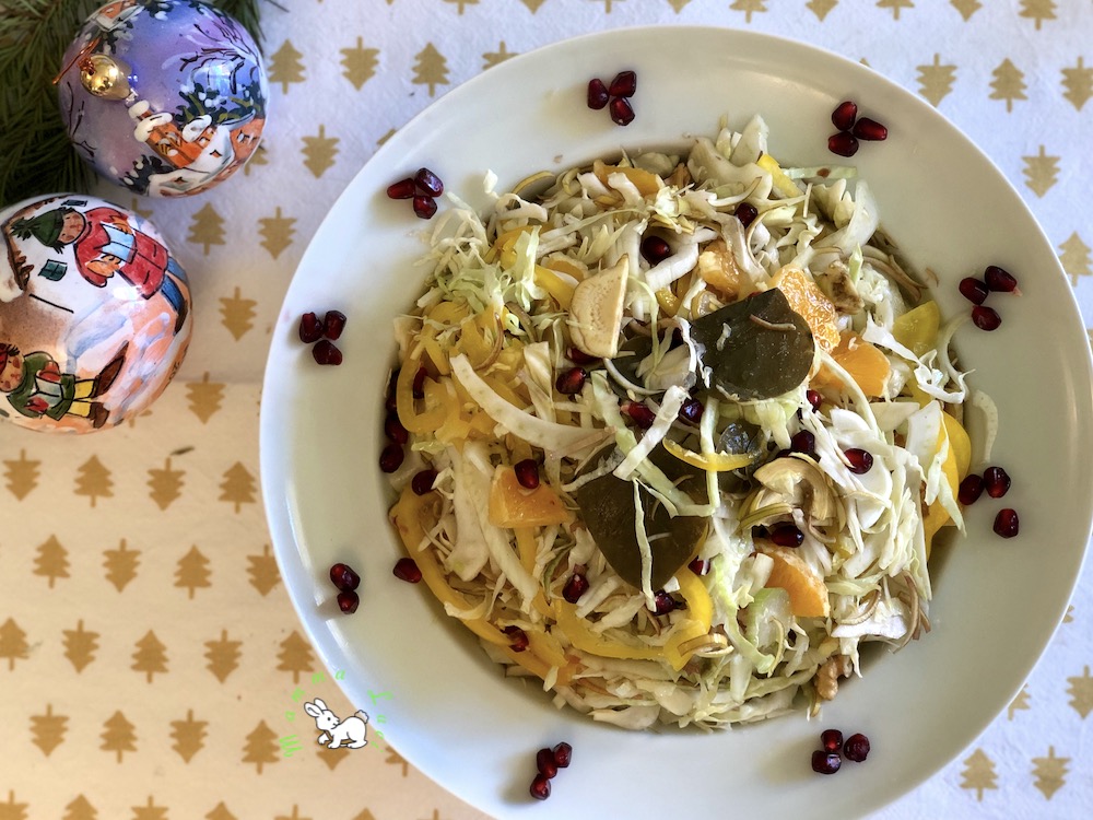 insalata leggera nel piatto sul tavolo delle feste